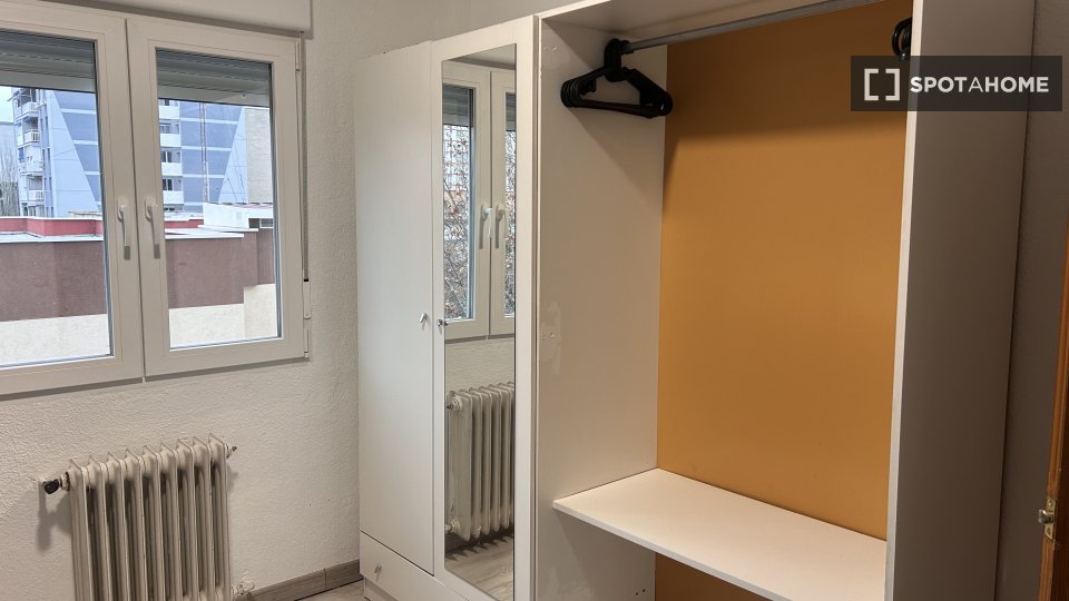 Double room Madrid, 5 beds, 20m² — photo 12