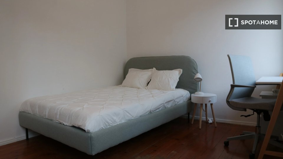 Double room Lisbon, 4 beds — photo 13