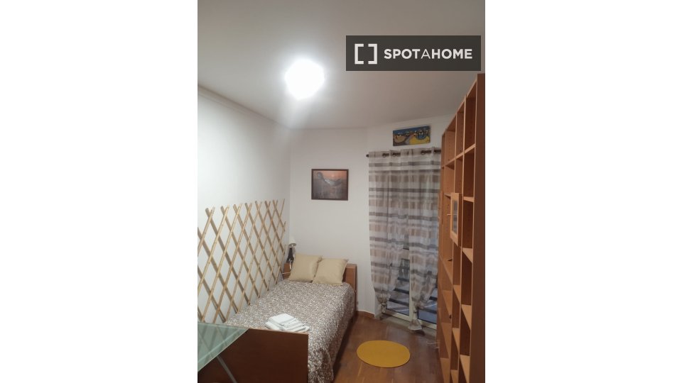 Double room Lisbon, 4 beds, 12m² — photo 19