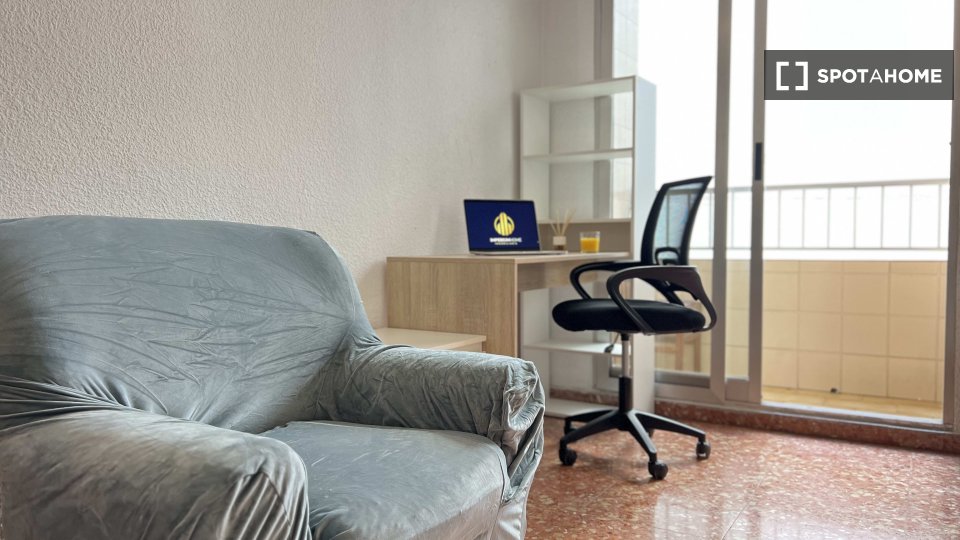 Camera in affitto in un appartamento condiviso con 5 camere da letto a Russafa - in Valencia