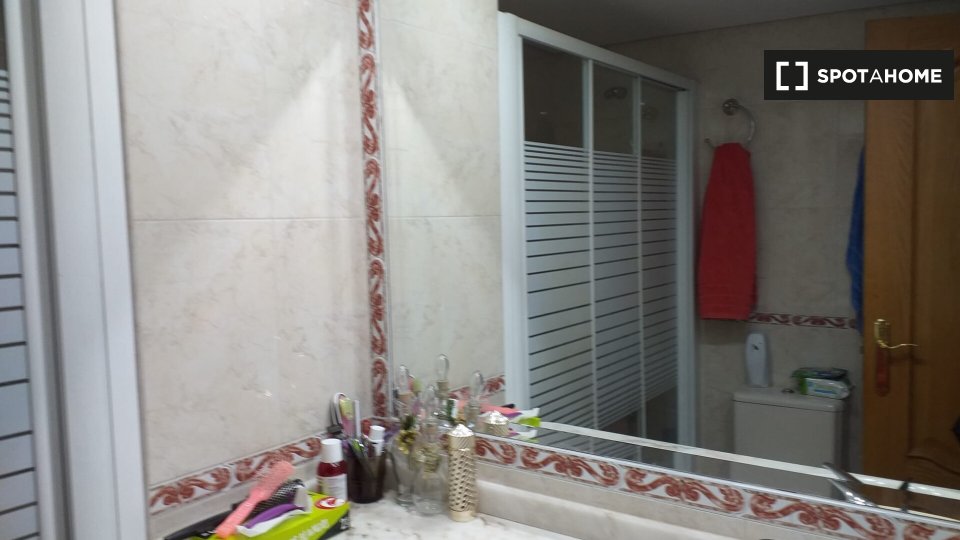 Double room Madrid, 2 beds — photo 13