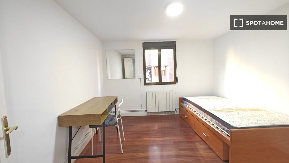 Camera in affitto in un appartamento condiviso con 3 camere da letto a Castaños. - in Bilbao