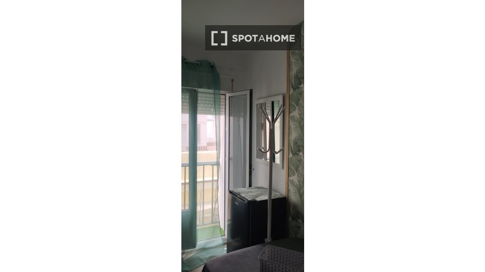 Habitación en piso compartido en alquiler en Mentidero, Cádiz.