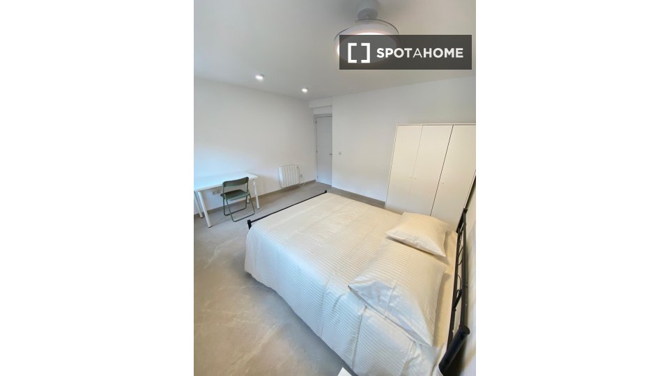 Double room Madrid, 3 beds — photo 18