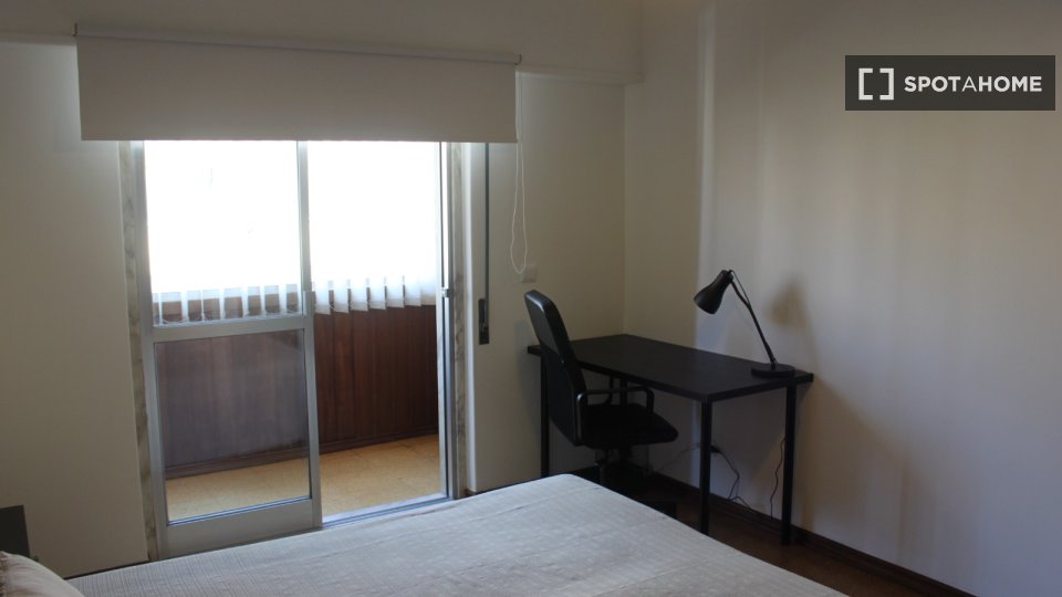 Double room Lisbon, 3 beds, 120m² — photo 26