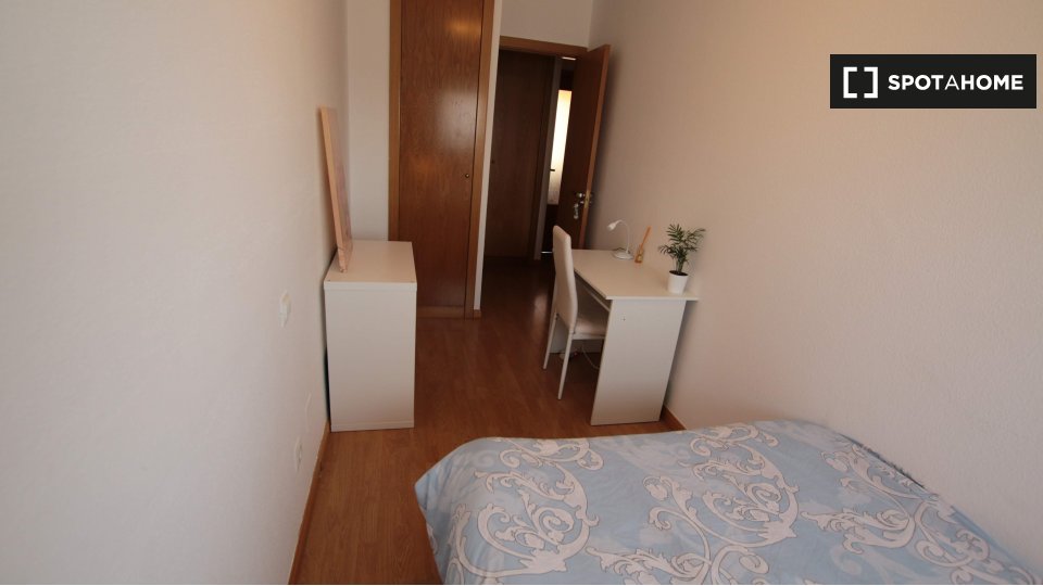 Double room Madrid, 6 beds, 95m² — photo 2