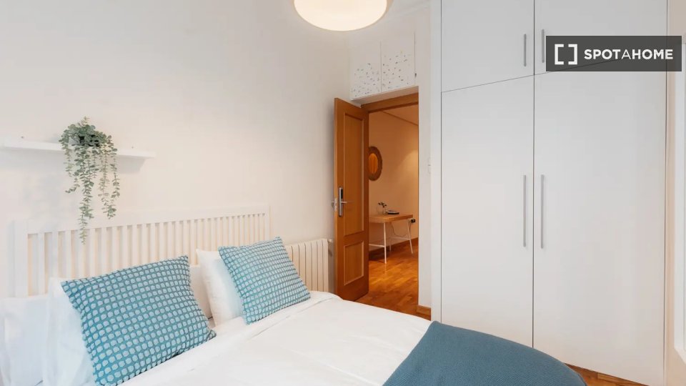 Camera in un appartamento condiviso con 5 camere da letto ad Arrancapins, Valencia. - en Valencia