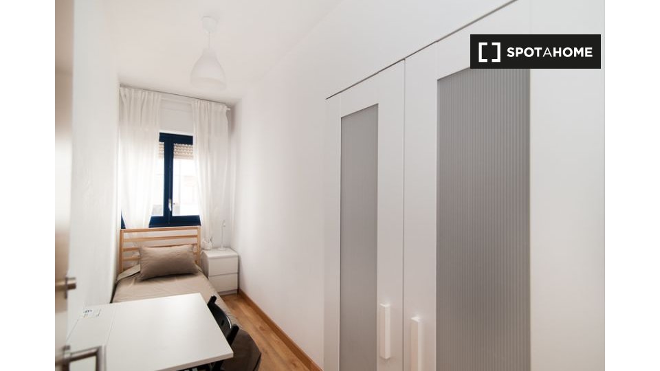 Double room Madrid, 7 beds, 140m² — photo 3