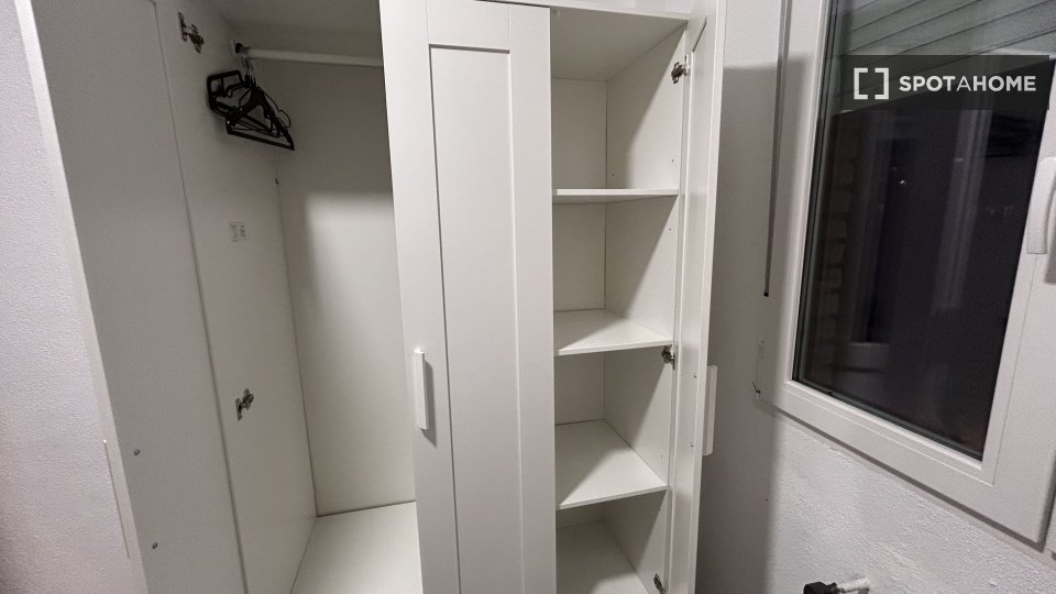 Double room Madrid, 5 beds, 20m² — photo 2
