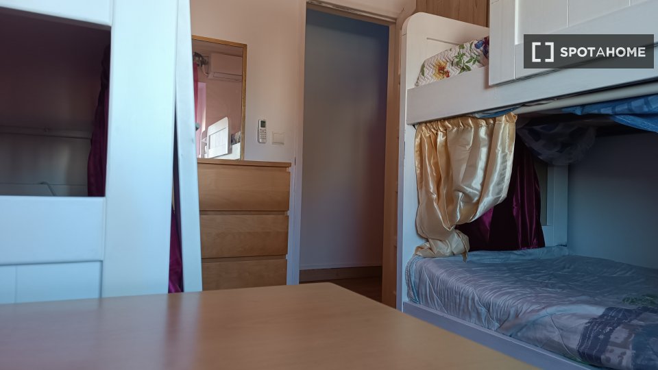 Double room Lisbon, 3 beds, 90m² — photo 2