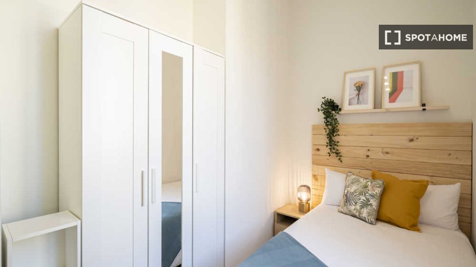 Double room Madrid, 17 beds — photo 38