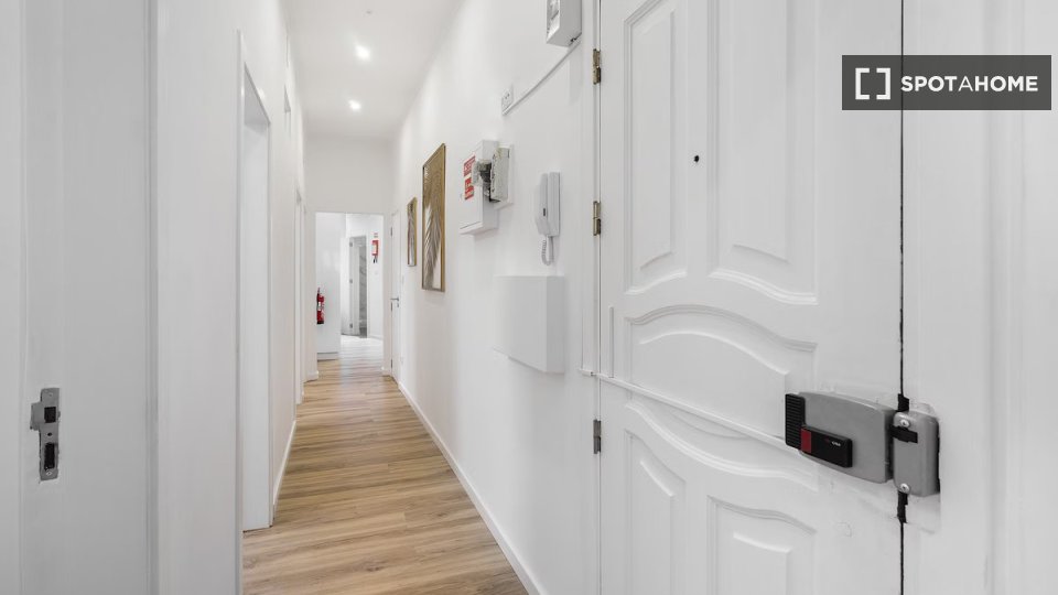 Double room Lisbon, 6 beds — photo 12