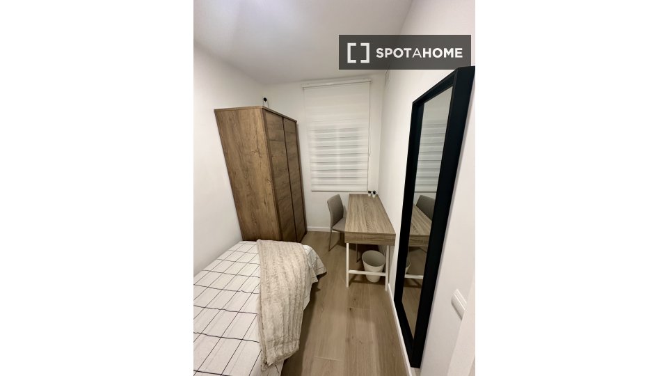 Double room Barcelona, 4 beds, 70m² — photo 12