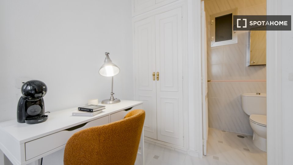Double room Madrid, 9 beds — photo 12