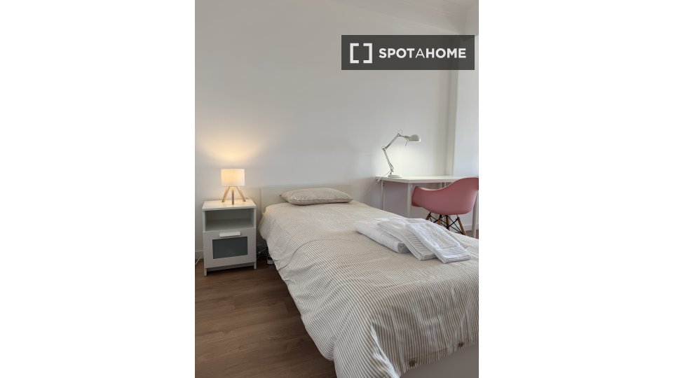 Double room Lisbon, 4 beds, 124m² — photo 7