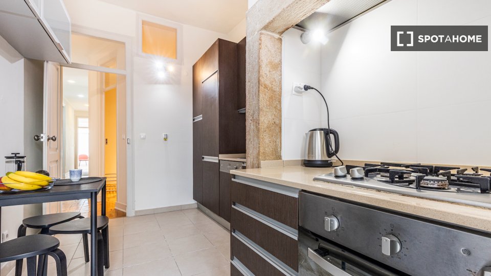 Double room Lisbon, 3 beds — photo 17