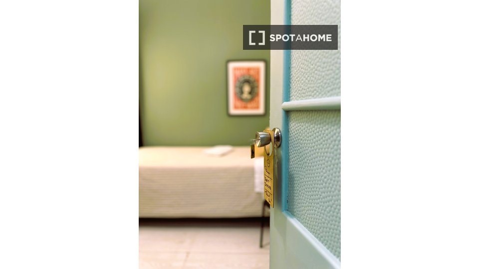 Double room Lisbon, 11 beds, 200m² — photo 32