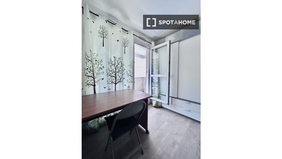 Double room Paris, 3 beds, 17m² — photo 5