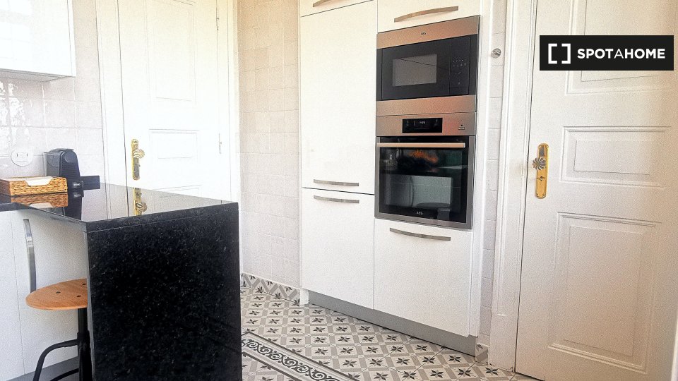 Apartment Lisbon, 3 beds, 150m² — photo 11