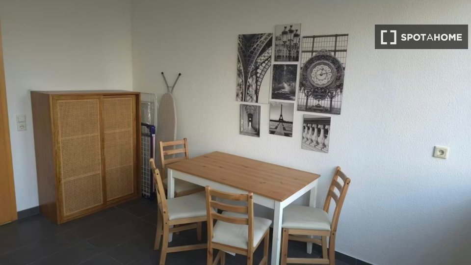 Double room Dusseldorf, 3 beds, 80m² — photo 2