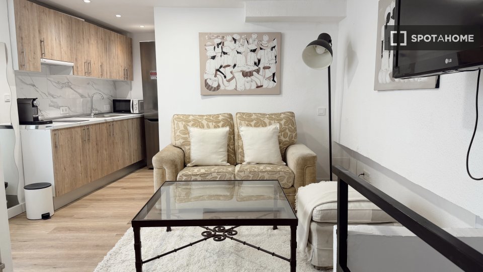 Apartamento en alquiler en Valdeacederas, Madrid.