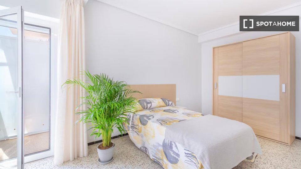 Double room Alicante, 5 beds, 120m² — photo 1