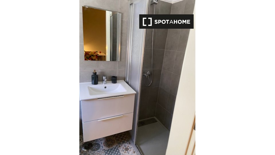 Double room Lisbon, 5 beds, 85m² — photo 3