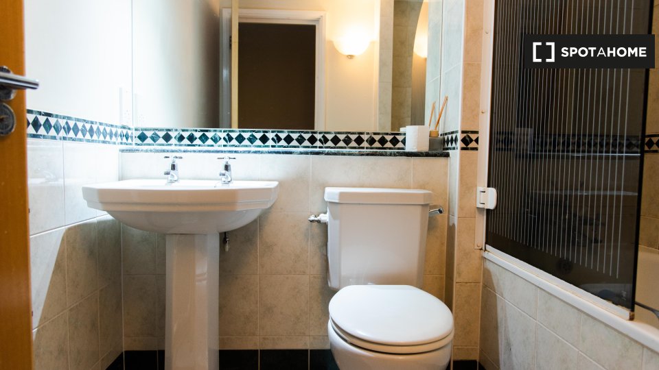 Double room London, 3 beds — photo 17