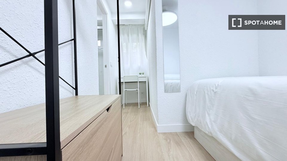Double room Madrid, 5 beds — photo 3