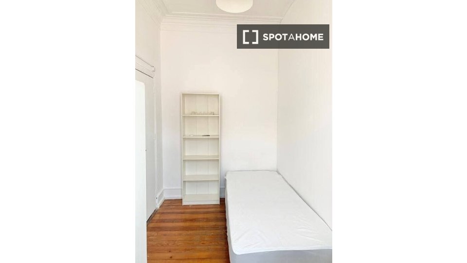 Double room Lisbon, 6 beds — photo 23