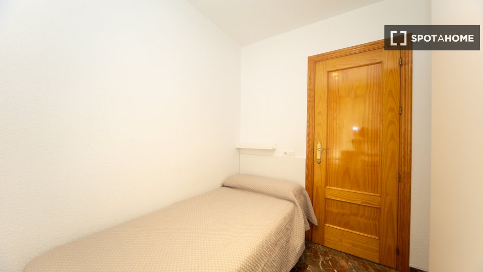Double room Granada, 3 beds, 80m² — photo 19