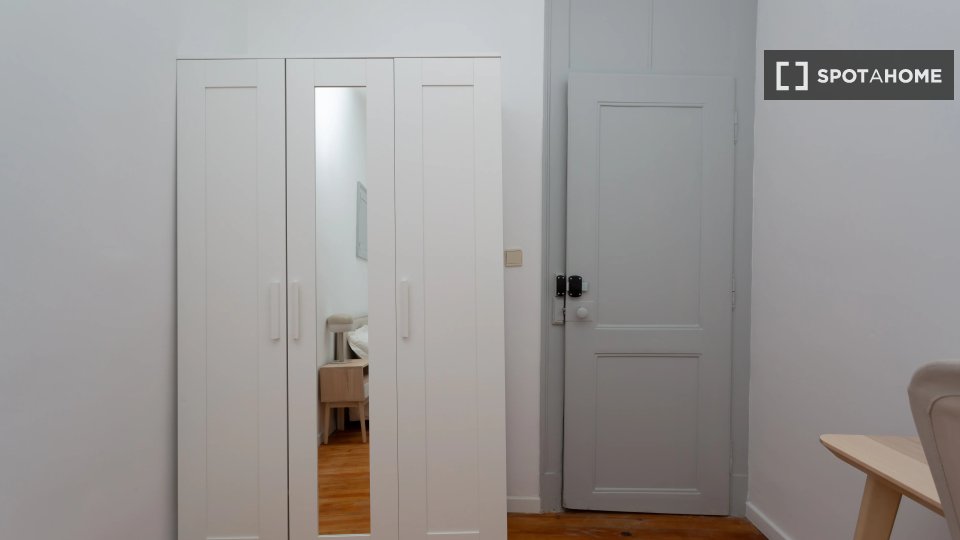 Double room Lisbon, 5 beds — photo 4