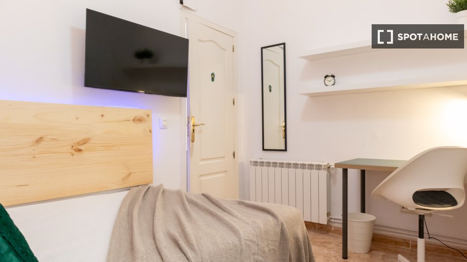Double room Madrid, 6 beds, 134m² — photo 16
