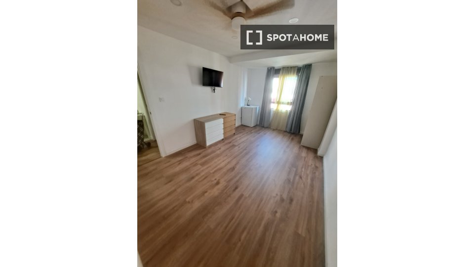 Double room Valencia, 4 beds, 75m² — photo 2