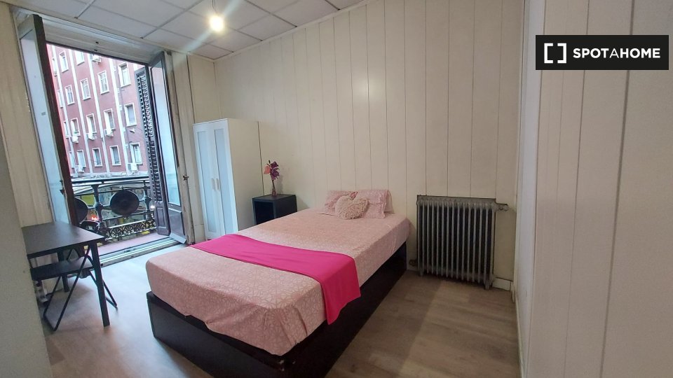 Double room Madrid, 8 beds, 170m² — photo 3