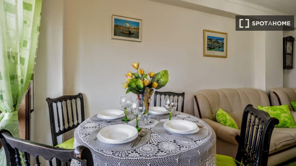 Double room Porto, 2 beds, 20m² — photo 9