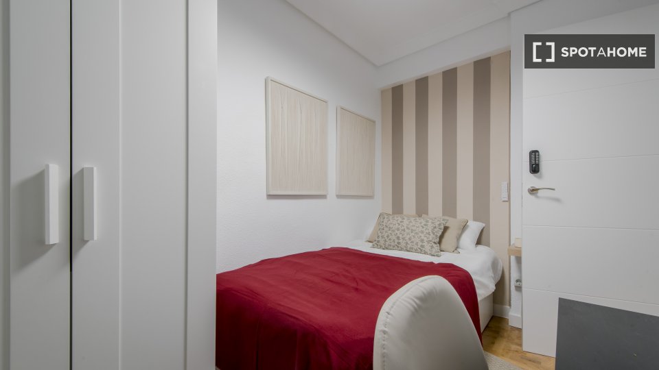 Double room Madrid, 5 beds — photo 11