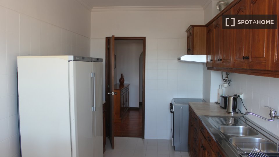 Double room Lisbon, 3 beds, 120m² — photo 13