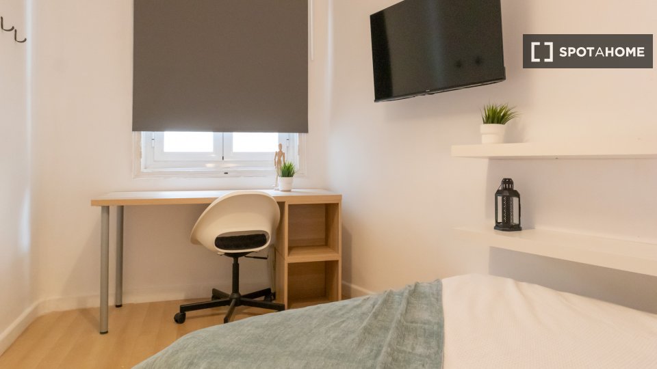Habitación en piso compartido de 8 camas, Justicia, Madrid.