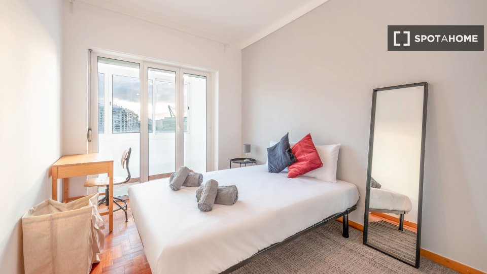 Double room Lisbon, 3 beds — photo 12