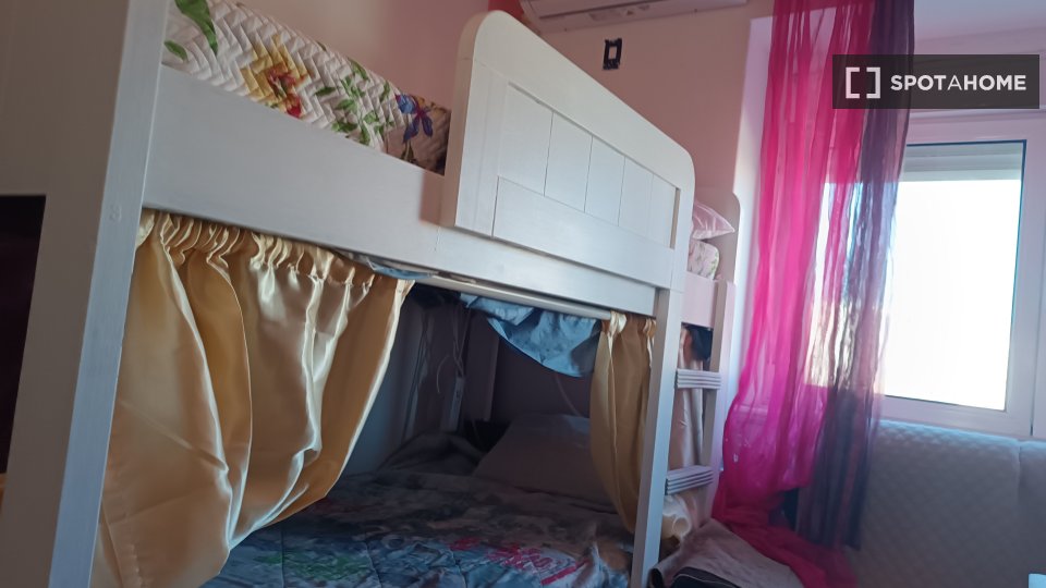 Double room Lisbon, 3 beds, 90m² — photo 3