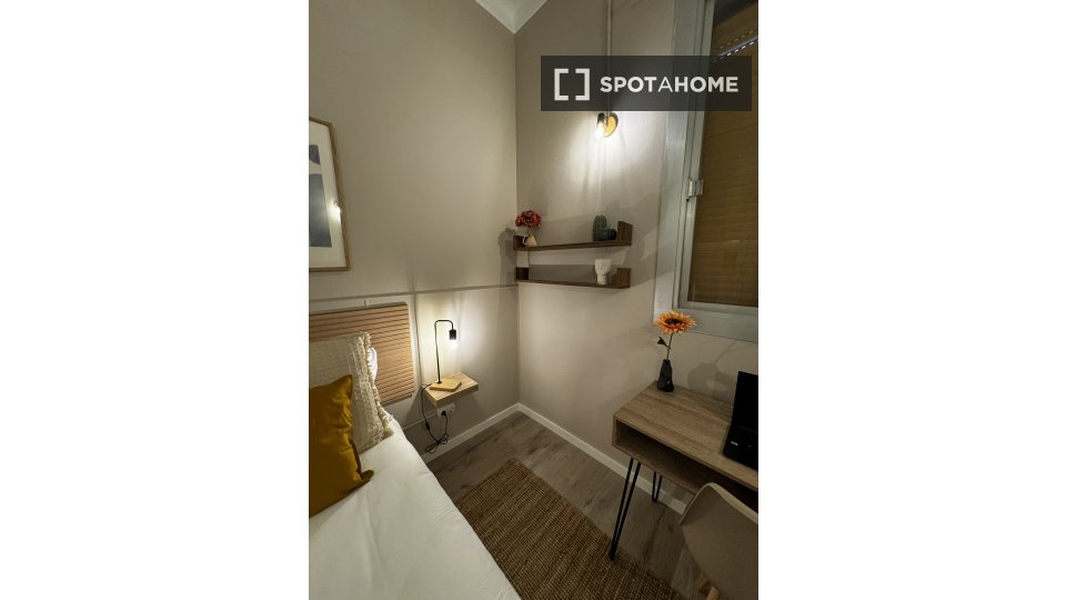 Double room Barcelona, 7 beds, 180m² — photo 2