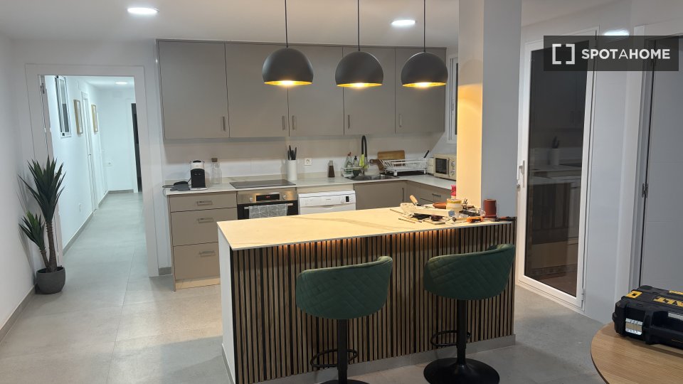 Double room Valencia, 1 bed, 190m² — photo 2