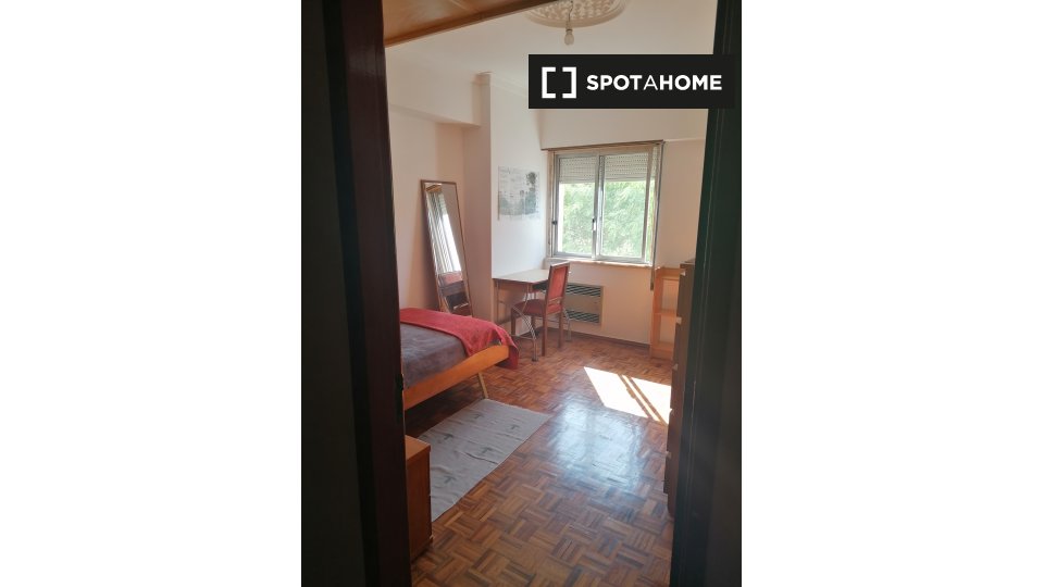 Double room Lisbon, 3 beds, 120m² — photo 1