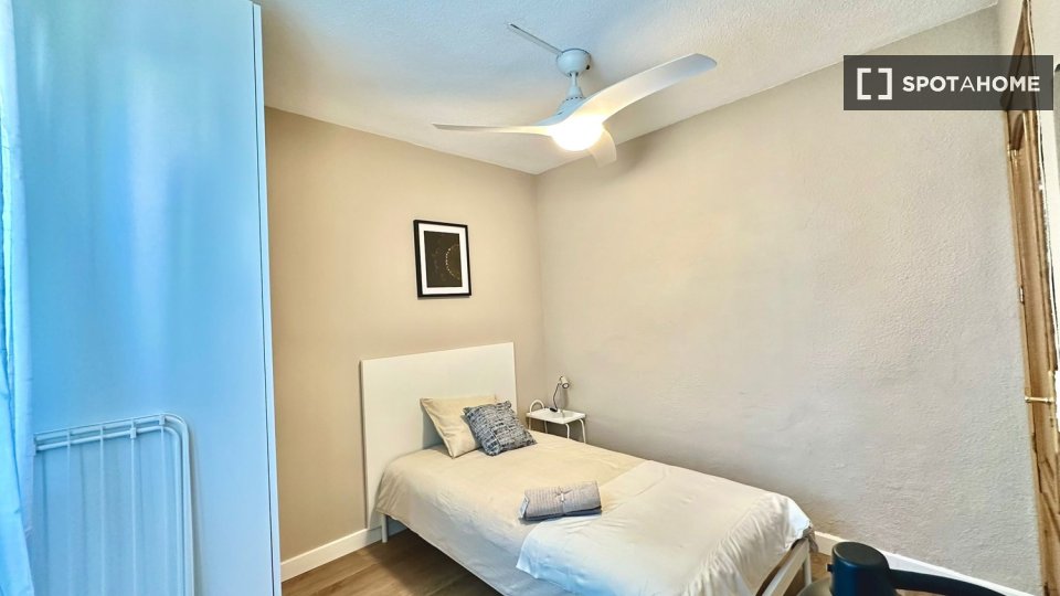 Double room Madrid, 3 beds — photo 12