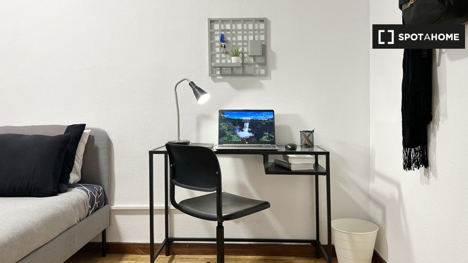 Double room Madrid, 5 beds, 95m² — photo 1