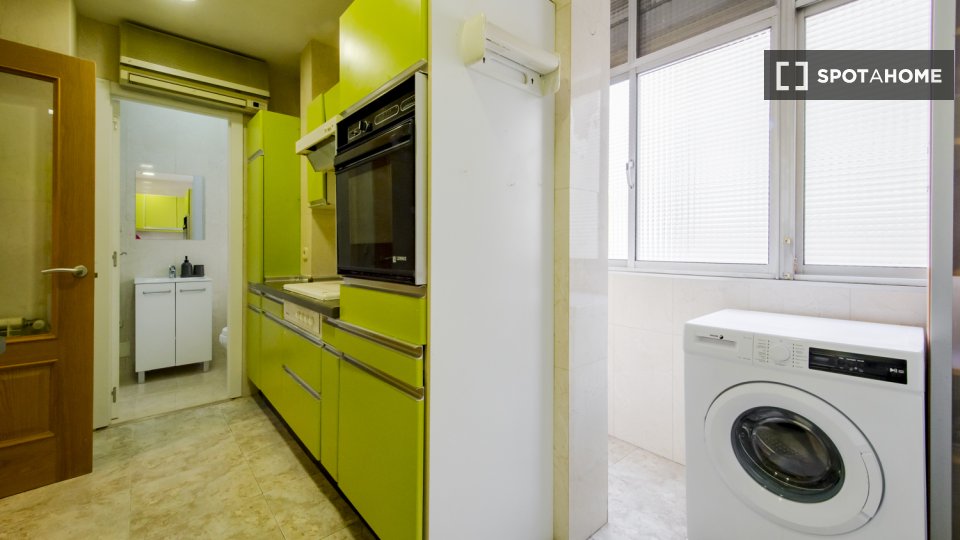 Double room Madrid, 7 beds, 113m² — photo 14