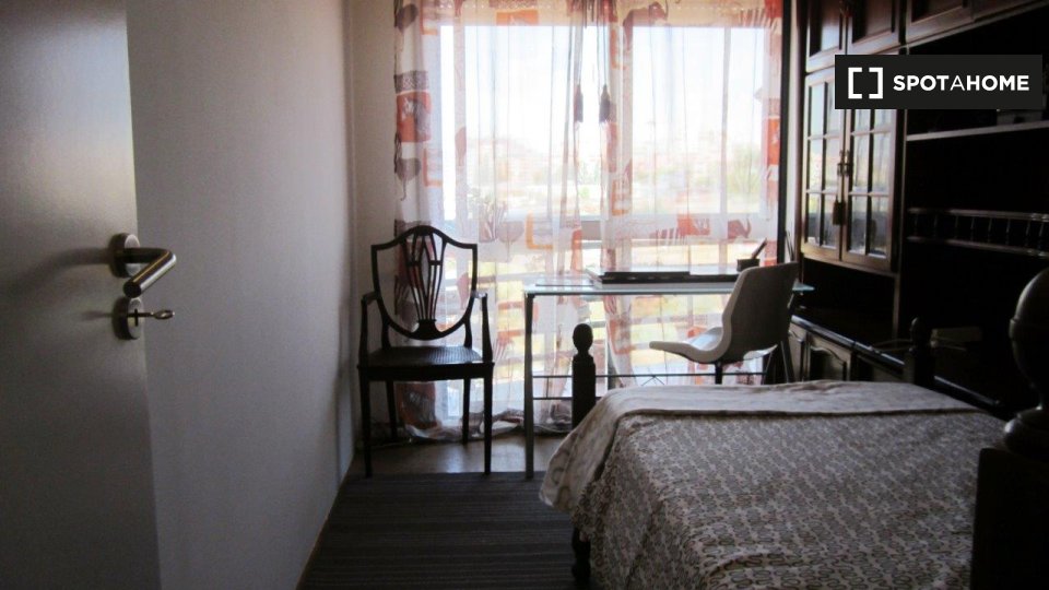 Double room Lisbon, 4 beds, 12m² — photo 3