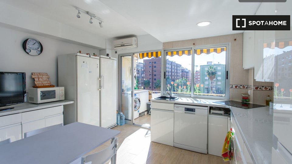 Double room Valencia, 3 beds, 90m² — photo 1