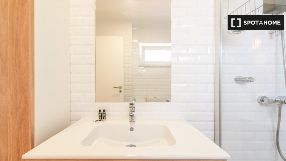 Apartment Lisbon, 2 beds, 65m² — photo 10